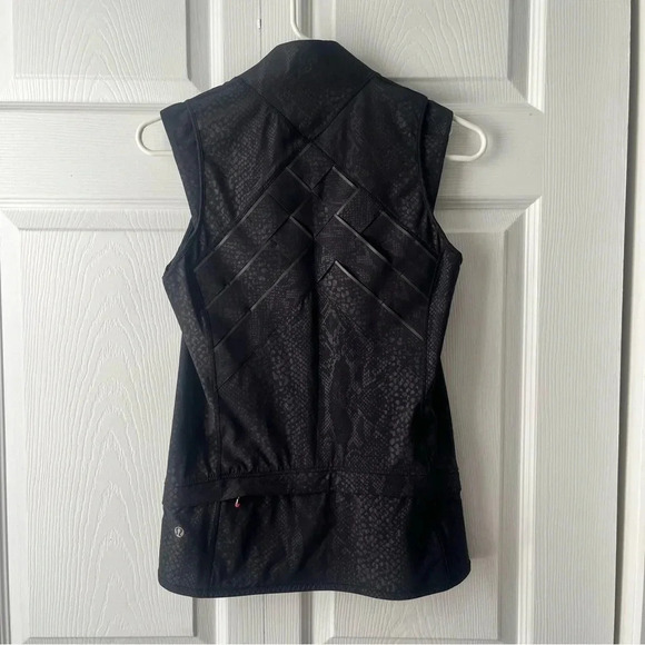 Lululemon Light Speed Reflective Vest Size 2 in Desert Snake Embossed Black NWT - Picture 10 of 12